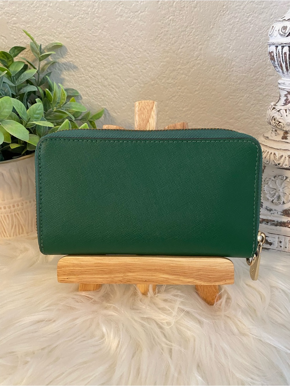 Michael Kors Green Saffiano Zip Wallet with Gold Logo - Picture 2 of 12